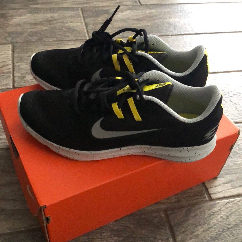 BNIB Boys Nike Downshifter Sneakers in Black/Metallic Silver